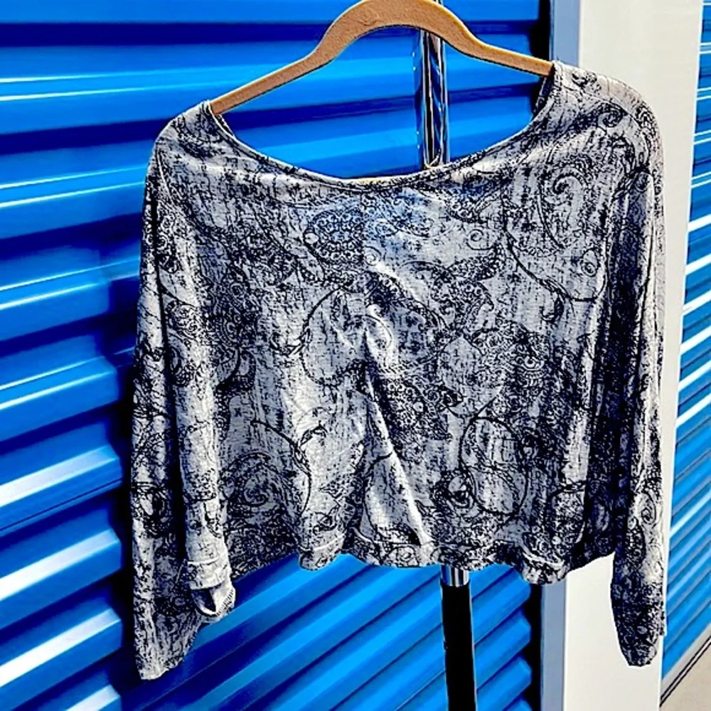 Black & Gray Off the Shoulder Boho, Abstract & Paisley Design Cropped Top
